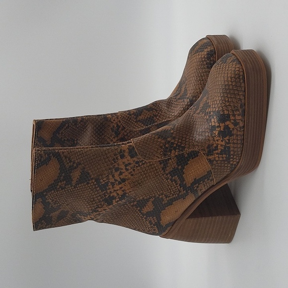2290- Free People Ruby Shine Platform Boots Brown Snake Print Size 8.5  NWT - Picture 1 of 7